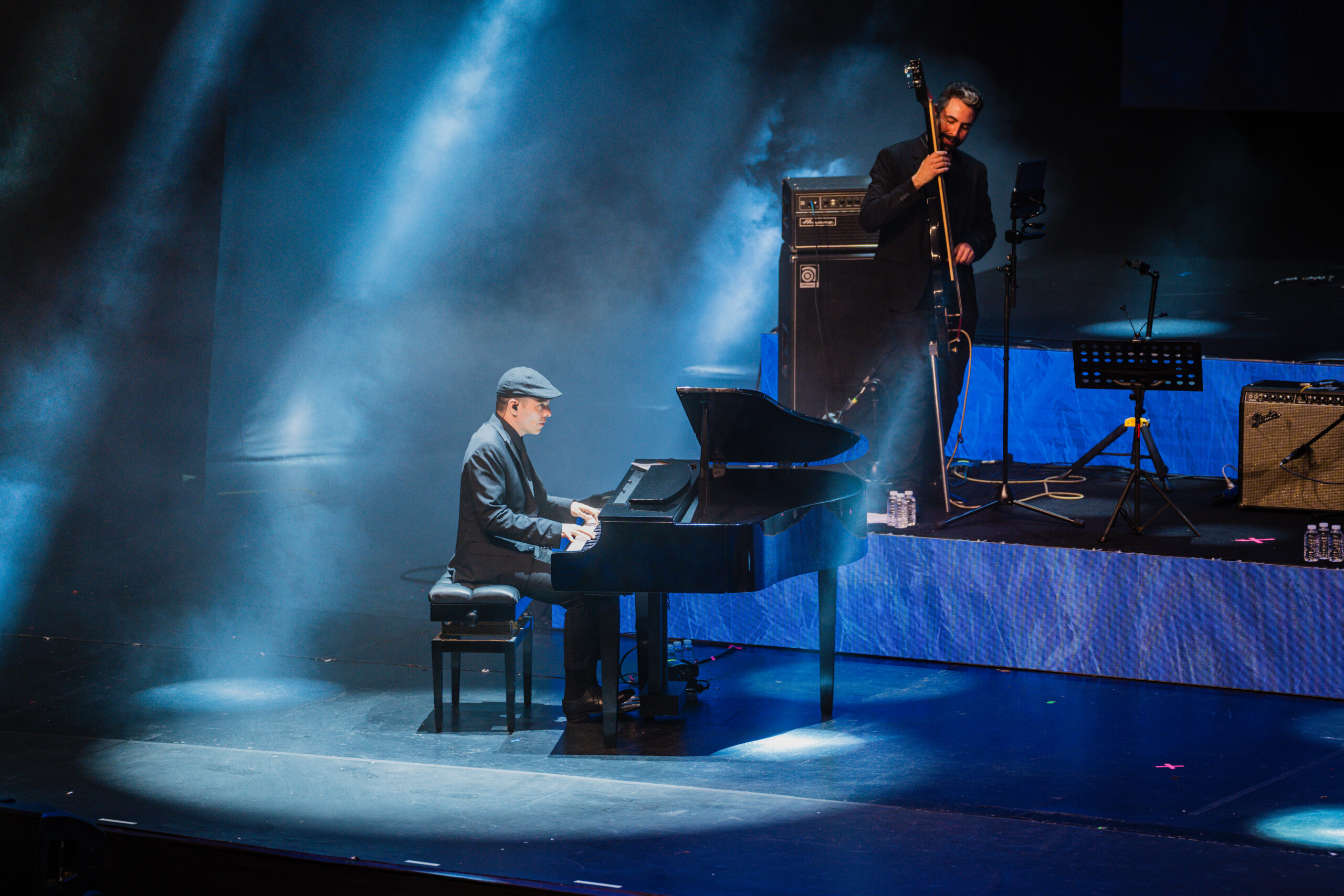 Buena Vista All Stars grubunun piyanisti, İstanbul Harbiye Açıkhava Sahnesi'nde sahne ışıkları altında performans sergiliyor.